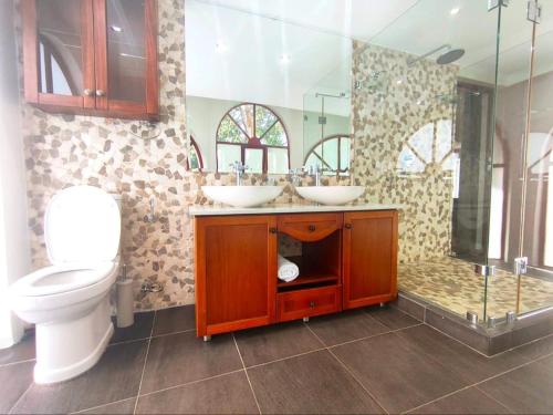 Phòng tắm tại Inhle Executive Suites