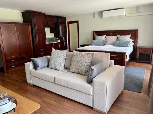 Khu vực ghế ngồi tại Inhle Executive Suites