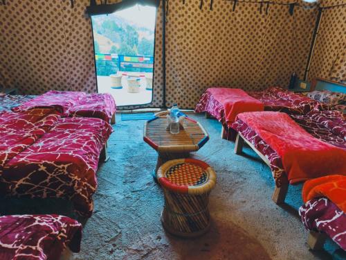 En eller flere senge i et værelse på back 2 bachpan adventure camps