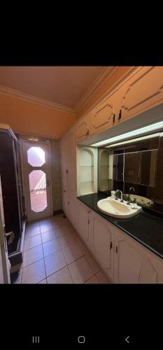 łazienka z umywalką i dużym lustrem w obiekcie Oasis Colonial w mieście Asunción