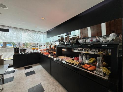 een keuken met een buffet met etenswaren bij Flat 5 min Metrô Paraíso Av Paulista in Sao Paulo