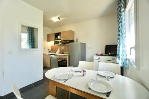 Køkken eller tekøkken på Cabane aux étoiles -piscine-golf à 50m