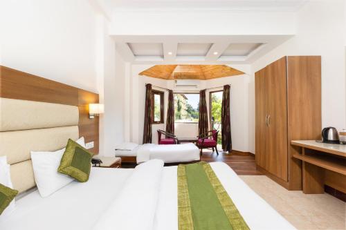 una camera d'albergo con un letto e una scrivania di Riverside Resorts a Devaprayāg