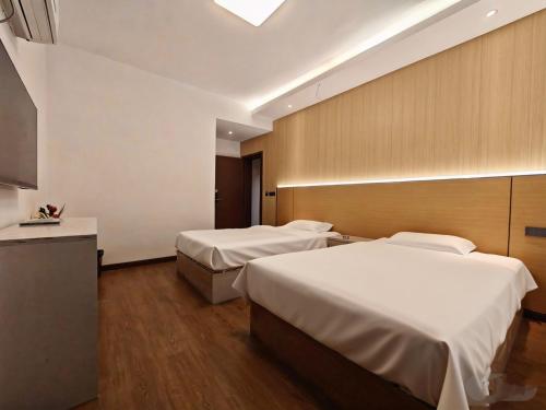 毕节Good dream Hotel的一间有两张床和一台电视的酒店房间