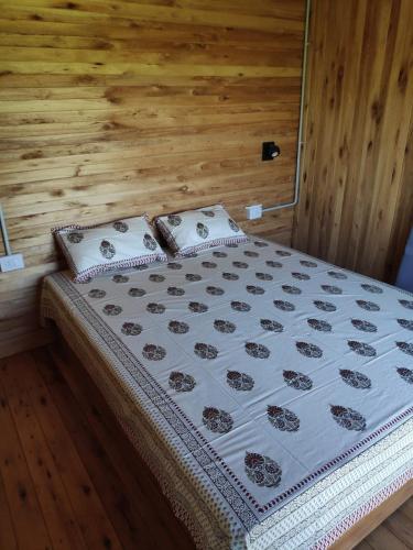 a bedroom with a bed with two pillows on it at Cabañas Natural Box 1 in Victoria