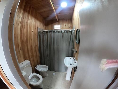 Et badeværelse på Cabañas Natural Box 1