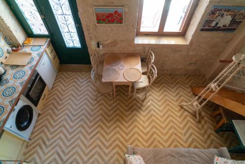 een kamer met een tafel en een keuken bij Rastoni 1928 in Aegina Town