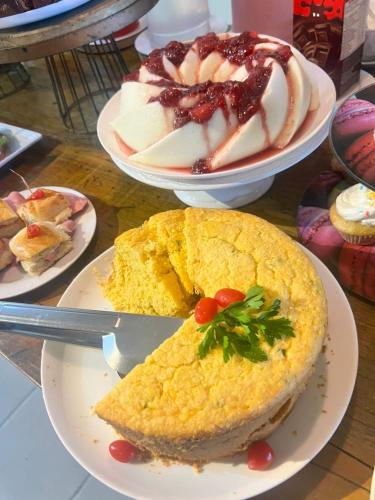 un tavolo con piatti di cibo e dolci di Costa Maris Beach Hotel Frente Mar a Guarujá