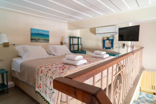 een slaapkamer met een bed met handdoeken erop bij Rastoni 1928 in Aegina Town