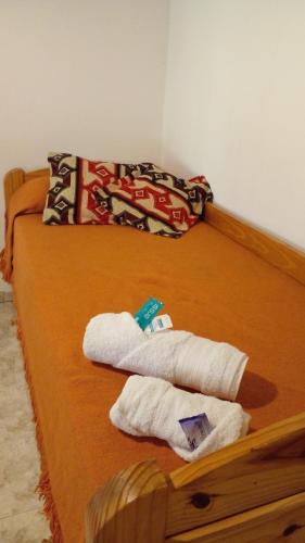 En eller flere senge i et værelse på Cabañas y Camping El Gringo