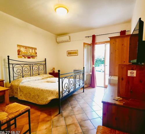 une chambre avec un lit et une grande fenêtre dans l'établissement Camere matrimoniali con bagno a Pitigliano, à Pitigliano