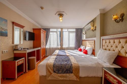 een hotelkamer met een groot bed en een raam bij Apple Mansion in Istanbul