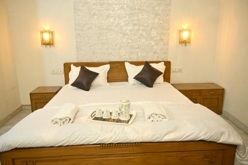 Giường trong phòng chung tại Villa Rang E Gulabi