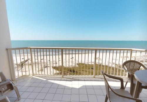un balcone con vista sulla spiaggia di Beach Club 1109 D a Gulf Shores