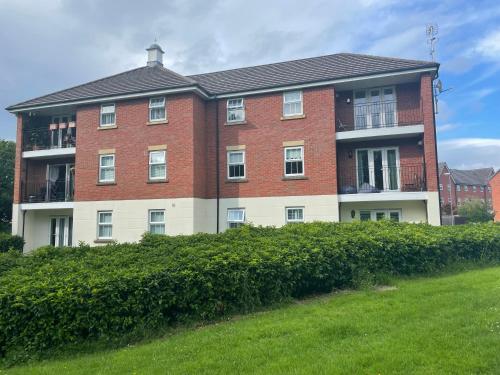 een groot bakstenen gebouw met een groen veld ervoor bij Double room with en-suite in Halton