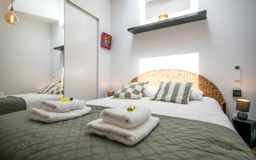 En eller flere senge i et værelse på LA SUITE terrasse, wifi,parking,clim
