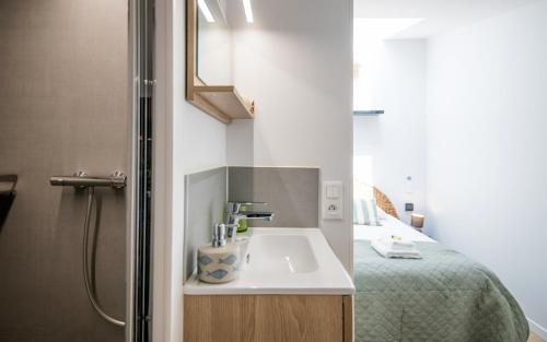 En eller flere senge i et værelse på LA SUITE terrasse, wifi,parking,clim