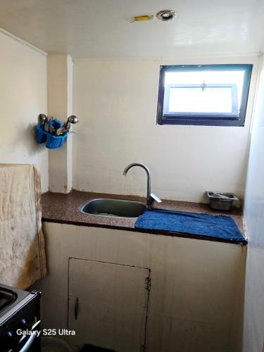 una cucina con un lavandino e una finestra di The Grand a Aswan