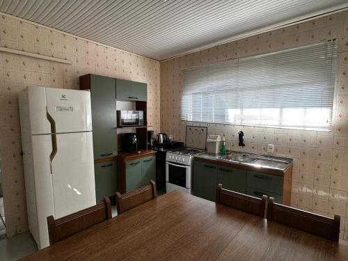 Køkken eller tekøkken på Casa Aconchego da Bisa - perto do Estádio do Operário!