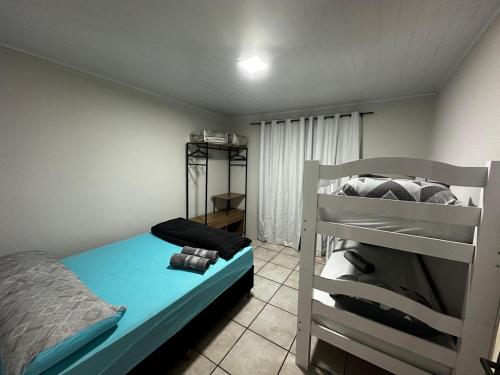 En eller flere senge i et værelse på Casa Aconchego da Bisa - perto do Estádio do Operário!