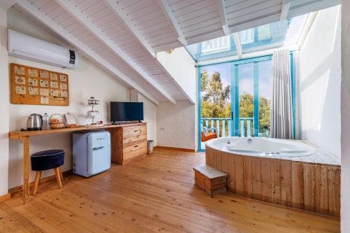 TV a/nebo společenská místnost v ubytování Yonca Lodge