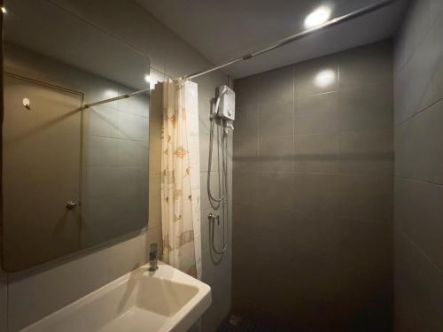 Koupelna v ubytování Spacious Studio Near BTS Kitchen & Washer