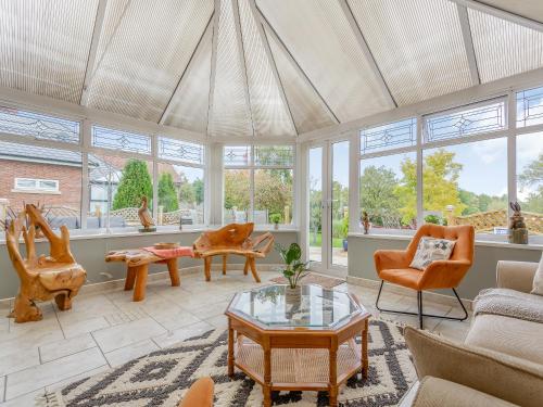 een woonkamer met meubels en ramen bij Featherstone House in Heighington