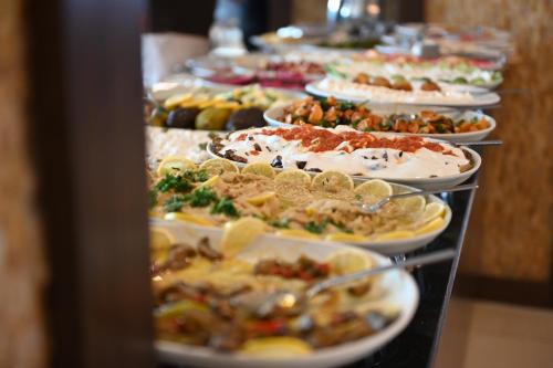 una linea di piatti a buffet su un tavolo di Barden Hotel&Spa a Siirt