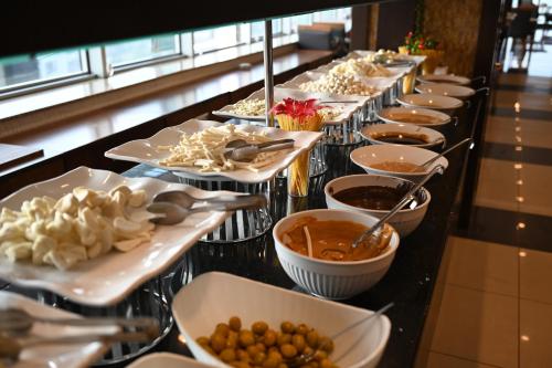 una linea a buffet di piatti e ciotole di cibo di Barden Hotel&Spa a Siirt