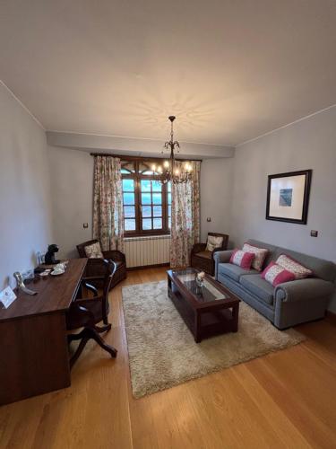 ein Wohnzimmer mit Sofa und Tisch in der Unterkunft Tierra de Cubas in Cariñena