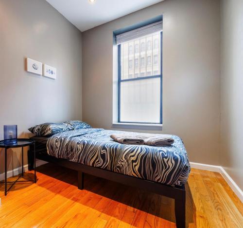 una stanza con un letto e una finestra di Budget Comfortable Apartments a New York