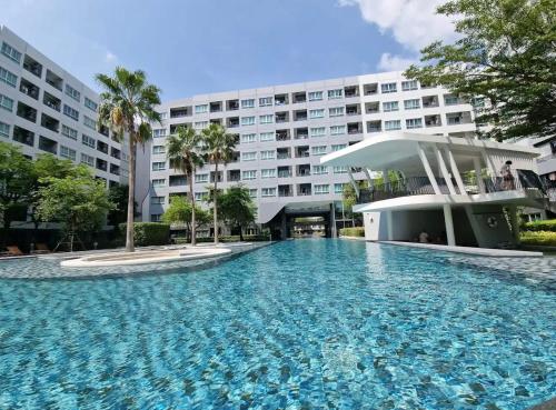 Bazén v ubytování Spacious Studio Near BTS Kitchen & Washer nebo v jeho okolí