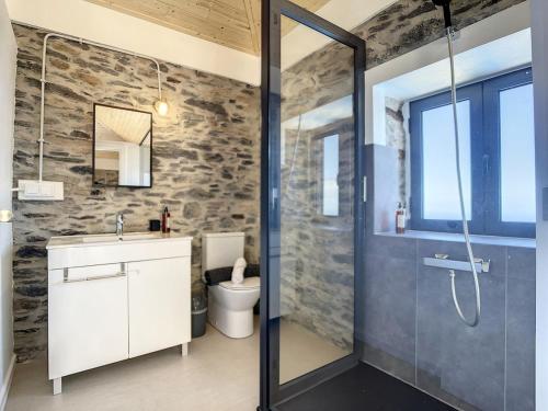 ein Badezimmer mit Dusche, Waschbecken und Toilette in der Unterkunft Villa Espigão With Pool in Fajã da Ovelha