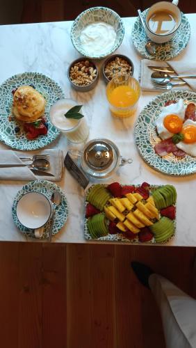 un tavolo con piatti di cibo e frutta sopra di Casa Zogbi Hotel a Porto