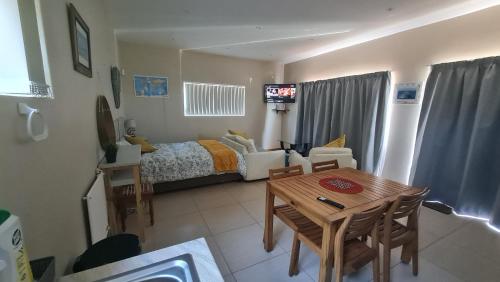 En eller flere senge i et værelse på Shearwater - Self Catering Apartment