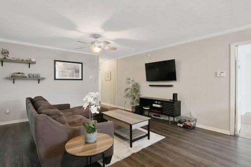 费耶特维尔Home Base的客厅里有一张沙发和一张桌子。