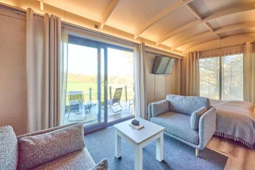 een kamer met een bed, een stoel en een tafel bij Host & Stay - Molly Mod in Marsham