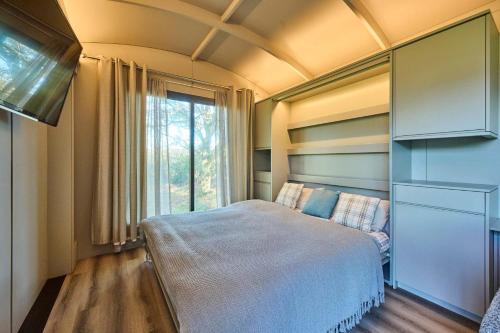 een slaapkamer met een groot bed en een raam bij Host & Stay - Molly Mod in Marsham