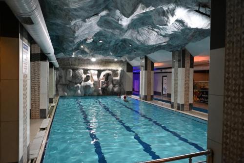 una piscina con un soffitto dipinto con una montagna di Barden Hotel&Spa a Siirt