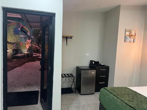 ein Schlafzimmer mit einem Bett, einem Spiegel und einer Kommode in der Unterkunft Puerta Negra in Playa Flamingo