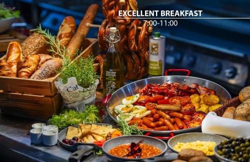 een buffet van verschillende soorten eten op een tafel bij Ferenc Hotel Budapest in Boedapest