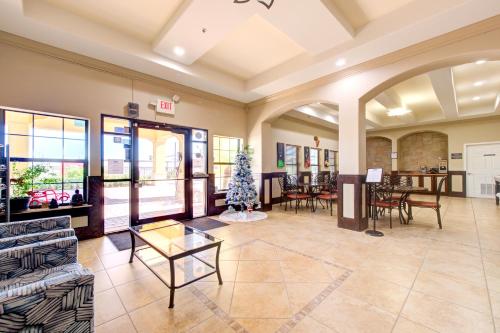 Posezení v ubytování Weslaco Inn by Capital O Near Mercedes