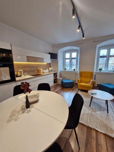 een keuken met een tafel en stoelen in een kamer bij Várker39 Apartman in Sopron