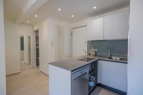 98GB - Nice 2P with terrace and side sea view