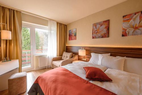 Postel nebo postele na pokoji v ubytování Sunday Schwarzbachtal Hideaway Resort