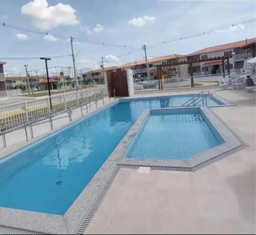een groot zwembad bovenop een gebouw bij Vale Premium Solaris apartamento in Petrolina