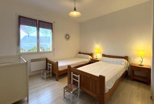 una camera da letto con due letti e due finestre di Chez bielsa 1 a Livron