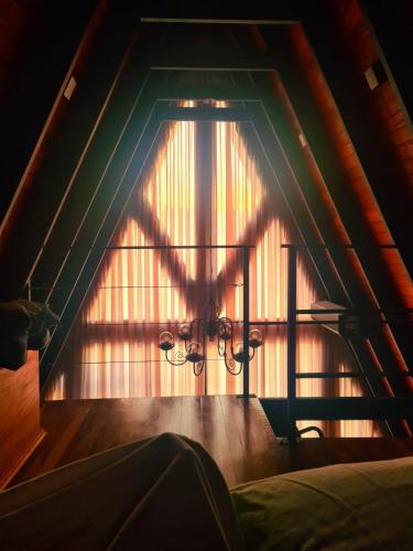 a room with a window with the sun shining through at Cabana Sol do Norte in Brumadinho