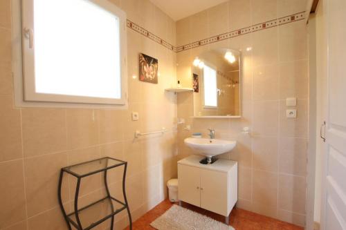 un bagno con lavandino e specchio di Chez bielsa 1 a Livron