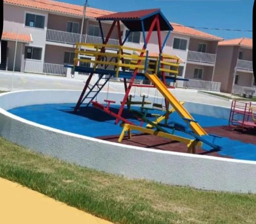 een speeltuin in het midden van een zwembad bij Vale Premium Solaris apartamento in Petrolina